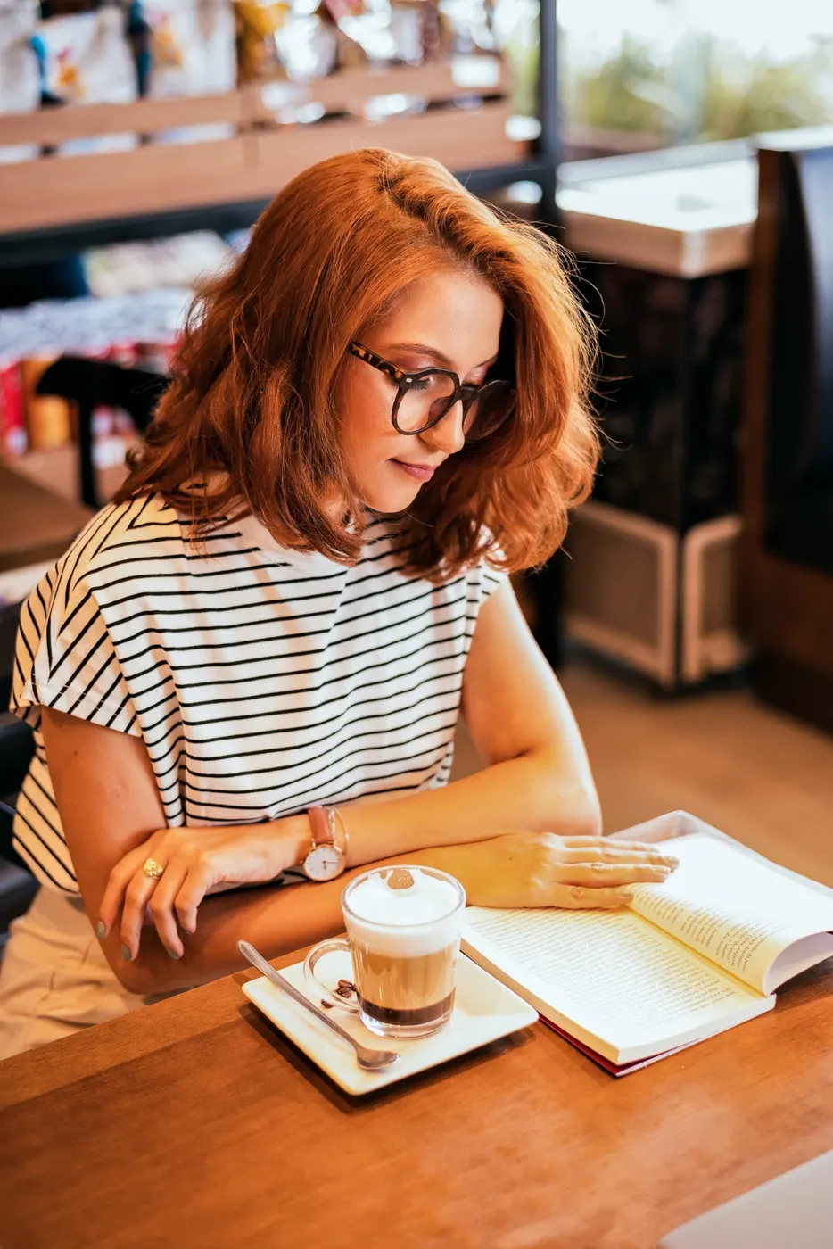 Psicóloga Sabrina Baier lendo em um café